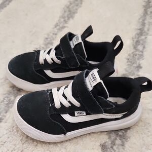 Vans Ultrarange Black and White Low-Top Sneakers with Canvas Upper